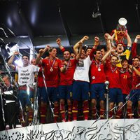 Iker Casillas levanta la copa de Campeones de la Eurocopa 2012