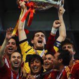 Iker Casillas con la copa de Campeones de la Eurocopa 2012