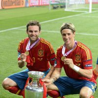 Fernando Torres y Juan Mata celebran la victoria de España en la Eurocopa 2012