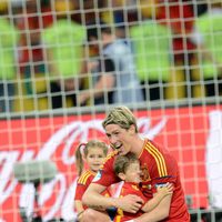 Fernando Torres, con sus hijos Leo y Nora, celebra la victoria de la Eurocopa 2012