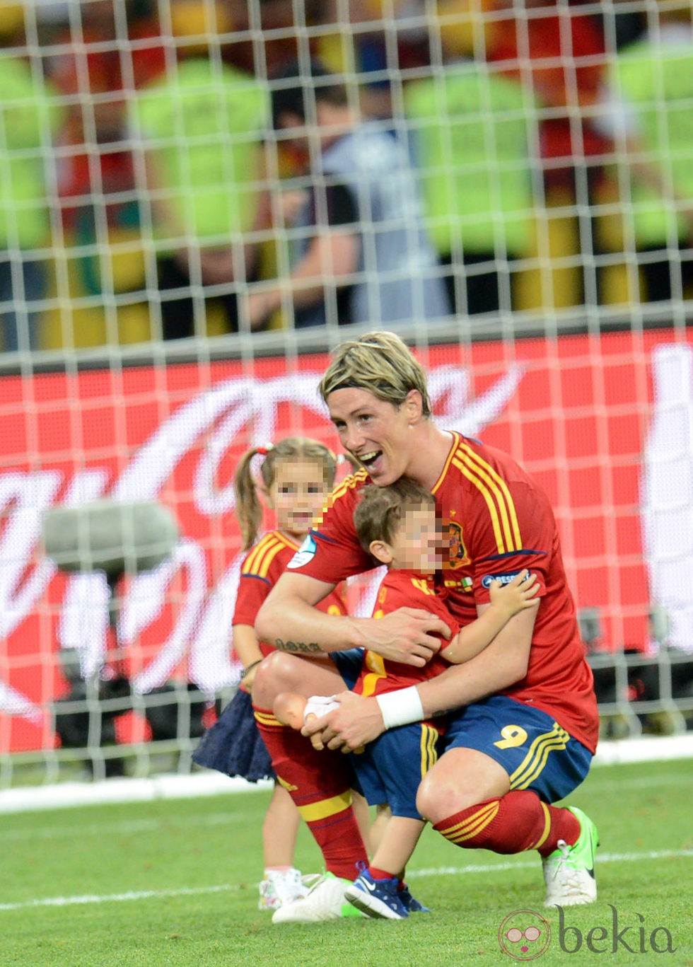 Fernando Torres, con sus hijos Leo y Nora, celebra la victoria de la Eurocopa 2012