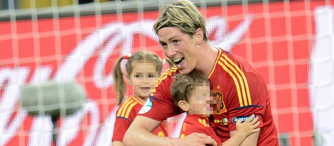 Fernando Torres, con sus hijos Leo y Nora, celebra la victoria de la Eurocopa 2012