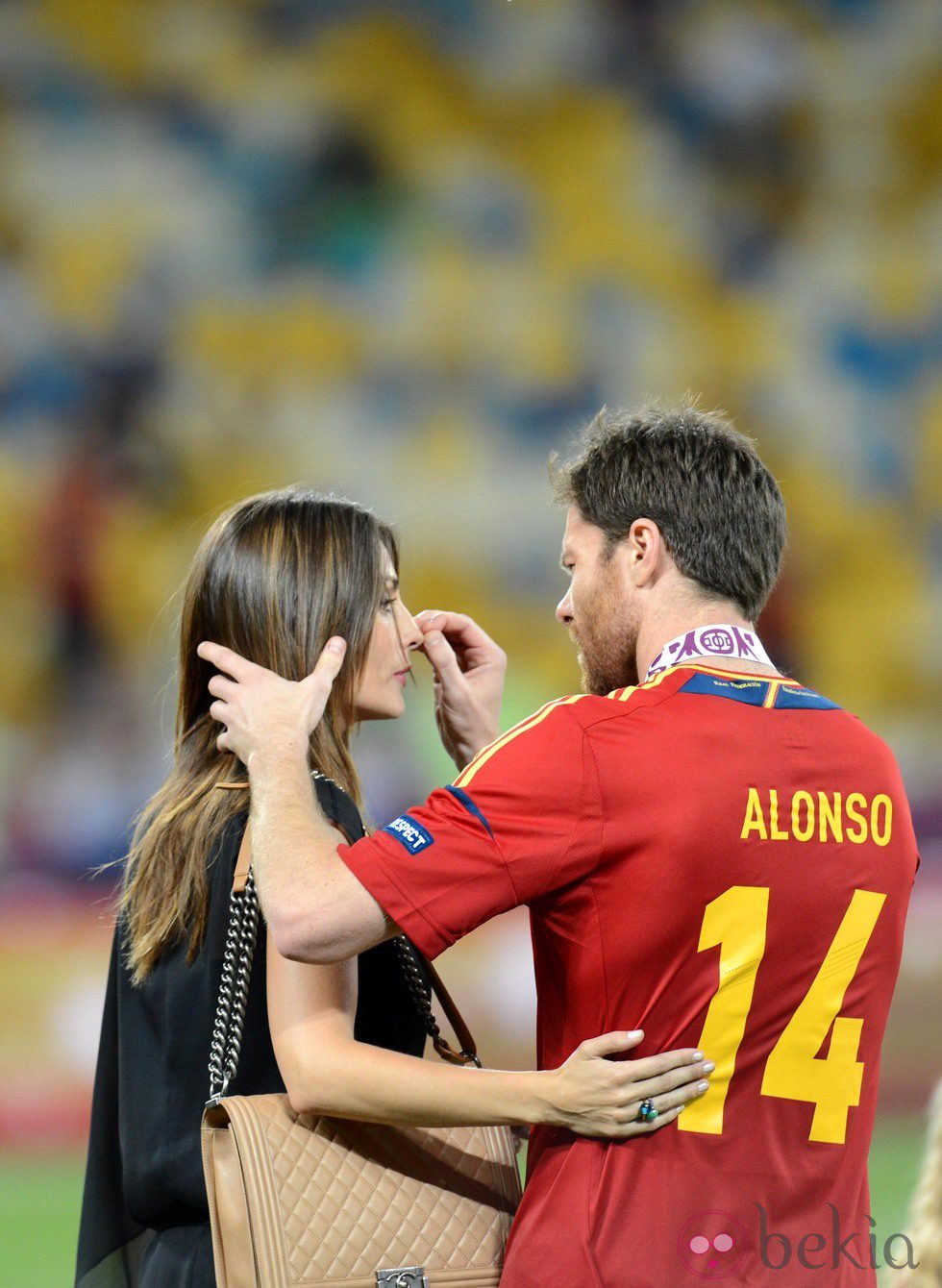 Xabi Alonso celebra con su mujer Nagore Aranburu la victoria de España en la Eurocopa 2012