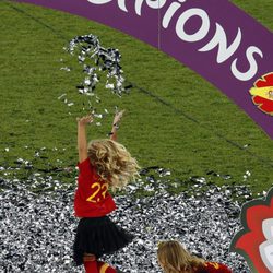 Alma y Grecia, las hijas de Pepe Reina, celebran la victoria de España en la Eurocopa 2012