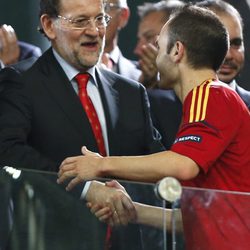 Mariano Rajoy felicita a Andrés Iniesta por la victoria en la Eurocopa 2012