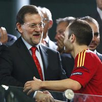 Mariano Rajoy felicita a Andrés Iniesta por la victoria en la Eurocopa 2012