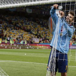 Gerard Piqué corta la red de la portería tras la victoria de la Eurocopa 2012