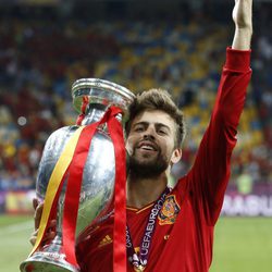 Gerard Piqué celebra la victoria de España en la Eurocopa 2012