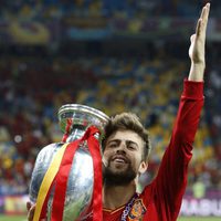 Gerard Piqué celebra la victoria de España en la Eurocopa 2012