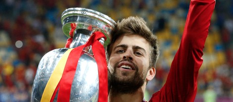 Gerard Piqué celebra la victoria de España en la Eurocopa 2012