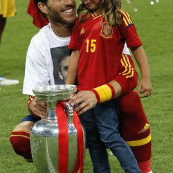 Sergio Ramos celebra con su sobrina la victoria en la Eurocopa 2012