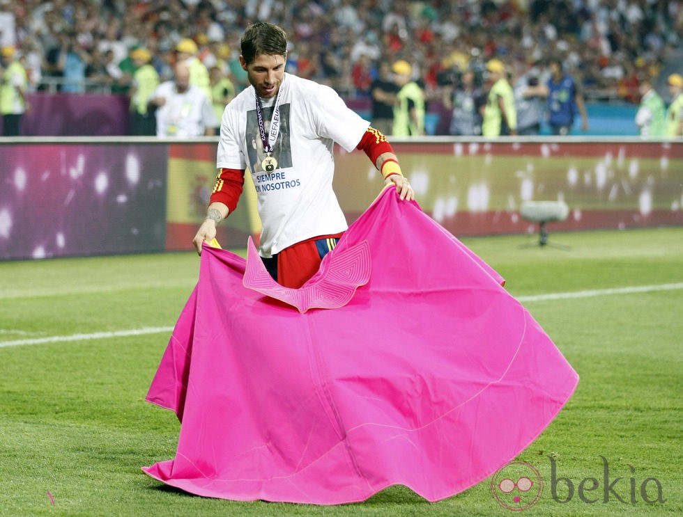 Sergio Ramos toreando tras ganar la Eurocopa 2012