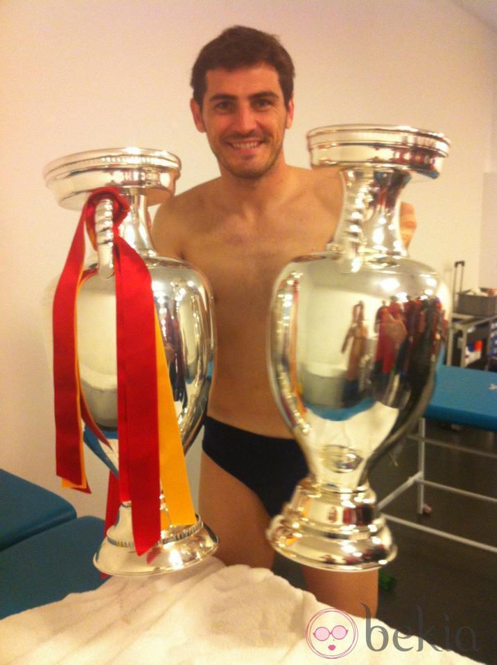 Iker Casillas posando en calzoncillos con las dos Eurocopas