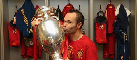 Andrés Iniesta besando la copa tras la victoria de España en la Eurocopa 2012