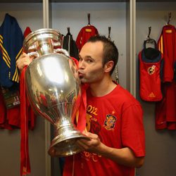 Andrés Iniesta besando la copa tras la victoria de España en la Eurocopa 2012