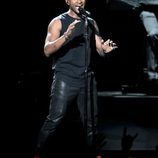 Usher durante su actuación en los Bet Awards 2012