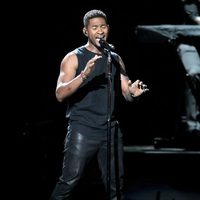 Usher durante su actuación en los Bet Awards 2012