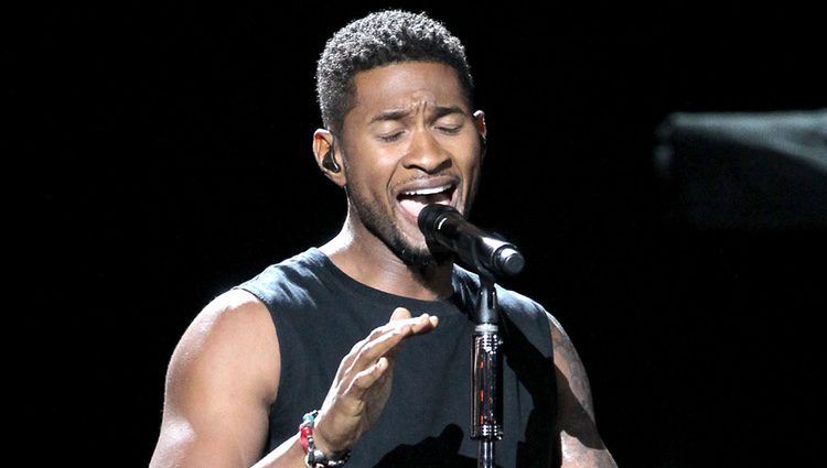 Usher durante su actuación en los Bet Awards 2012