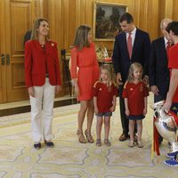 Iker Casillas saluda a la Familia Real Española en la recepción a 'La Roja'