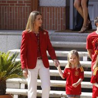 La Infanta Elena lleva de la mano a la Infanta Sofía en la recepción a 'La Roja'