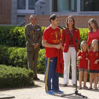 Iker Casillas habla ante la Familia Real durante la recepción a 'La Roja' en Zarzuela