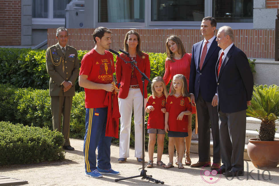 Iker Casillas habla ante la Familia Real durante la recepción a 'La Roja' en Zarzuela