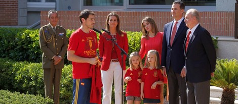 Iker Casillas habla ante la Familia Real durante la recepción a 'La Roja' en Zarzuela