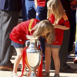 La Infanta Leonor mete el brazo en la Eurocopa bajo la atenta mirada de la Infanta Sofía