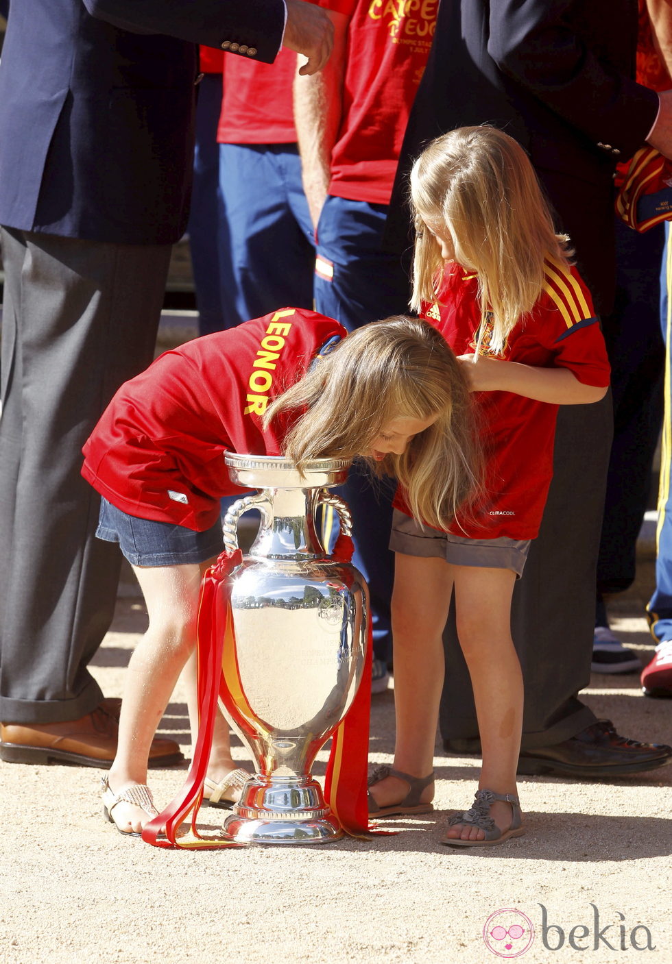 La Infanta Leonor mete el brazo en la Eurocopa bajo la atenta mirada de la Infanta Sofía