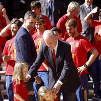 El Rey 'llama al orden' a las Infantas Leonor y Sofía en la recepción a 'La Roja' en Zarzuela