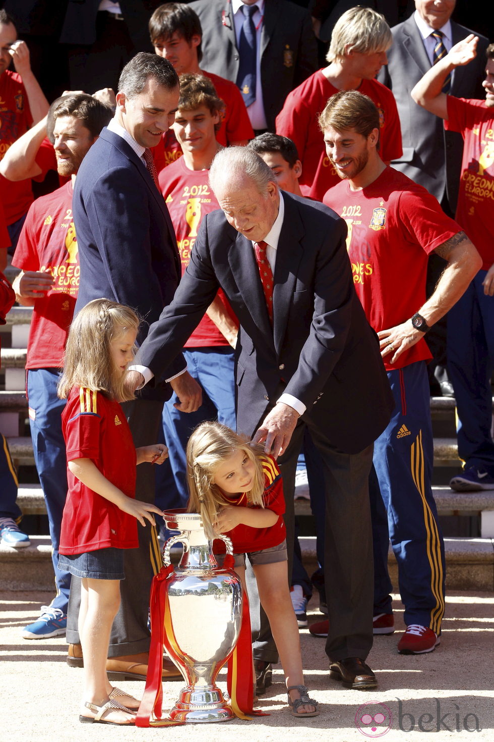 El Rey 'llama al orden' a las Infantas Leonor y Sofía en la recepción a 'La Roja' en Zarzuela