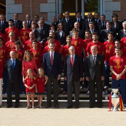 La Familia Real posa con la selección española en Zarzuela