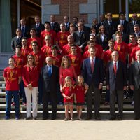 La Familia Real posa con la selección española en Zarzuela 