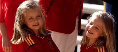 Las Infantas Leonor y Sofía con la Eurocopa 2012