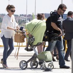 Carme Chaparro con su marido y su hija reciben a 'La Roja' en Barajas