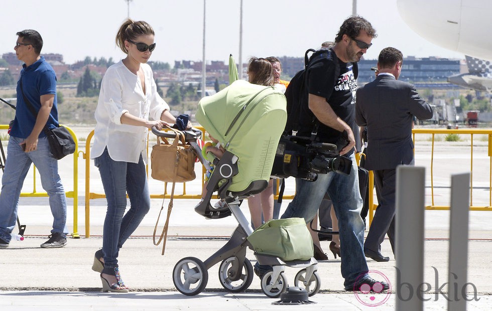 Carme Chaparro con su marido y su hija reciben a 'La Roja' en Barajas