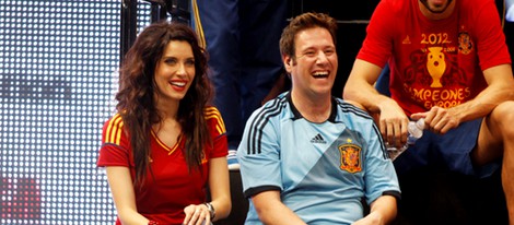 Pilar Rubio y Carlos Latre en la celebración en Cibeles del triunfo de 'La Roja' en la Eurocopa 2012