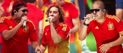 David Bisbal con Cali y el Dandee en el concierto celebrado por el triunfo de España en Cibeles