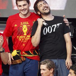 Iker Casillas con Estopa en el concierto celebrado por el triunfo de España en Cibeles