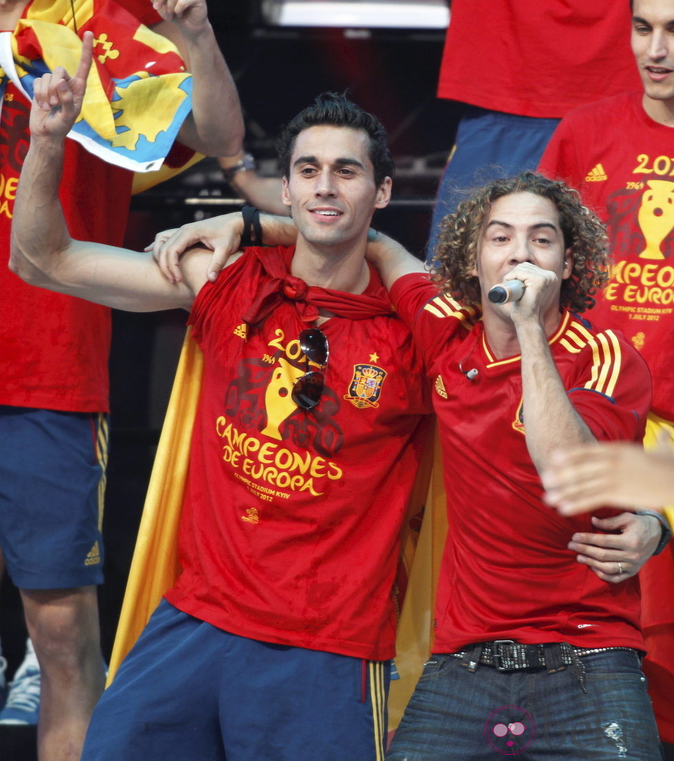 David Bisbal con Álvaro Arbeloa en el concierto celebrado en Cibeles por el triunfo de España