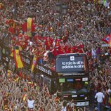 El autobús de la selección española avanza entre la multitud por las calles de Madrid