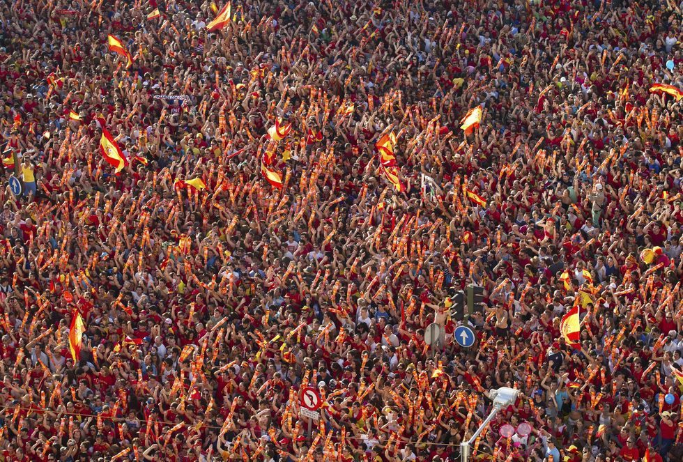 Marea humana celebrando la victoria de 'La Roja' en la Eurocopa 2012 en Cibeles