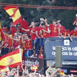 Los jugadores de 'La Roja' en el autobús rumbo a Cibeles para celebrar la Eurocopa 2012