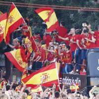 Los jugadores de 'La Roja' en el autobús rumbo a Cibeles para celebrar la Eurocopa 2012