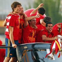 Llorente, Busquets, Xavi, Pedro, Piqué y Torres rumbo a Cibeles para celebrar la Eurocopa 2012