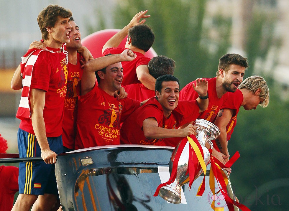 Llorente, Busquets, Xavi, Pedro, Piqué y Torres rumbo a Cibeles para celebrar la Eurocopa 2012