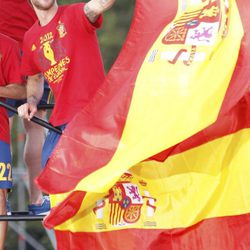 Sergio Ramos agita la bandera de España en la celebración en Madrid de la Eurocopa 2012