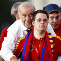 Vicente del Bosque con su hijo en el autobús camino de Cibeles celebrando la Eurocopa 2012