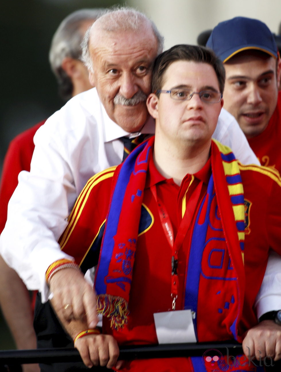 Vicente del Bosque con su hijo en el autobús camino de Cibeles celebrando la Eurocopa 2012