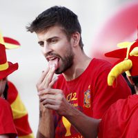 Gerard Piqué se chupa los dedos en la celebración de la Eurocopa 2012 en Madrid